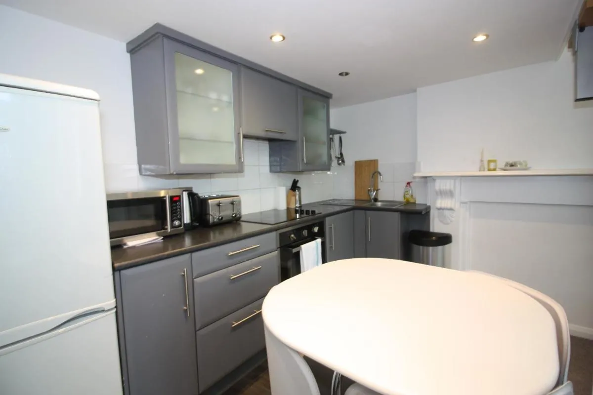 Image 3 of Well Appointed Garden Condo in Kensington Olympia