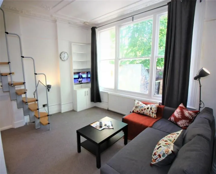 Image 5 of Well Appointed Garden Condo in Kensington Olympia