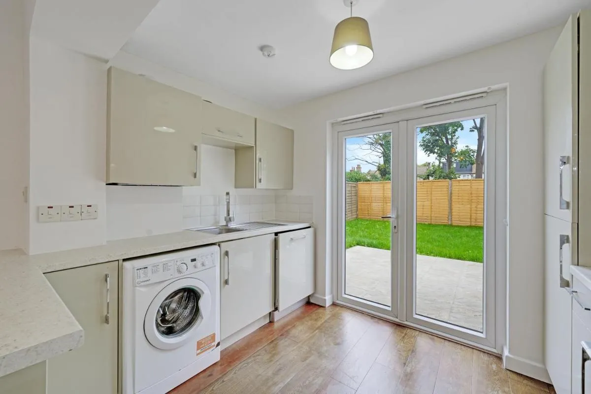 Image 5 of Westfield London House with Garden & Parking