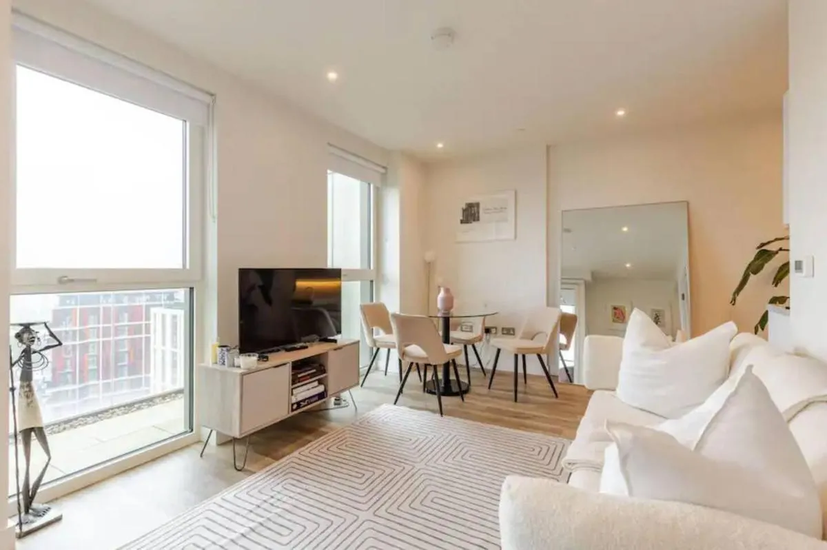 Image 5 of White City 2BR Skyview Penthouse Near The Tube
