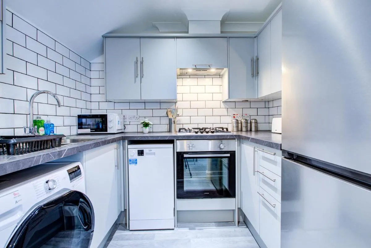 Image 4 of Wimbledon 2BR Flat Sleeps 6 Free Parking