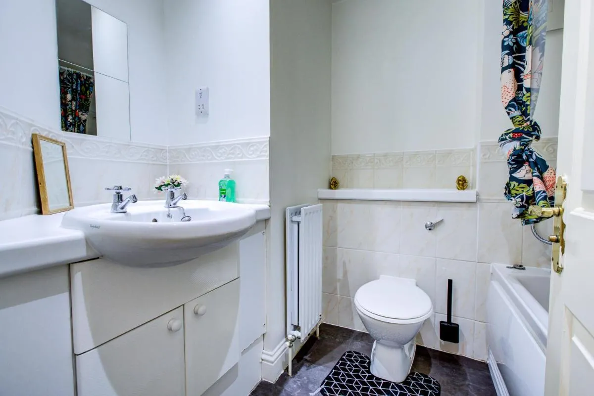 Image 3 of Wimbledon 2BR Flat Sleeps 6 Free Parking
