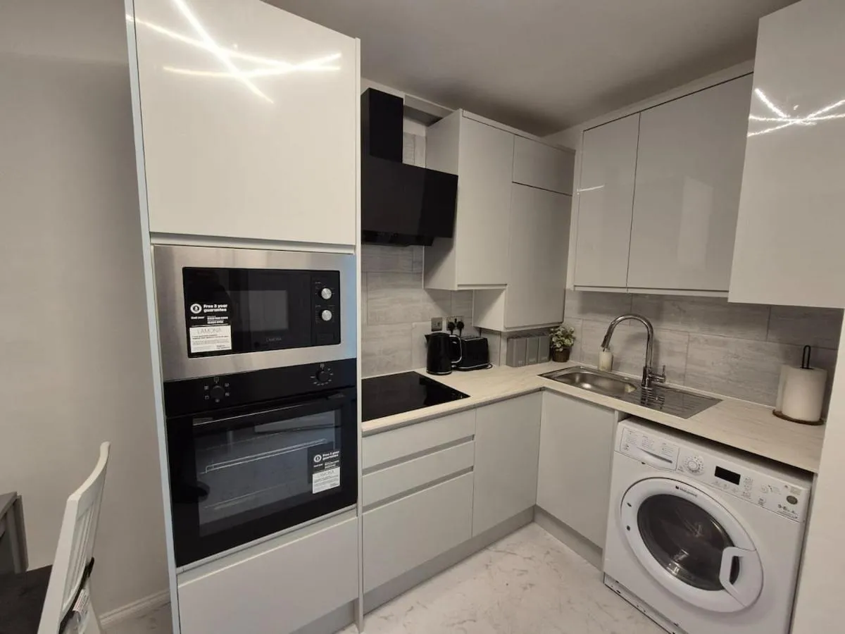 Image 3 of Wimbledon Tennis 2-bedroom house