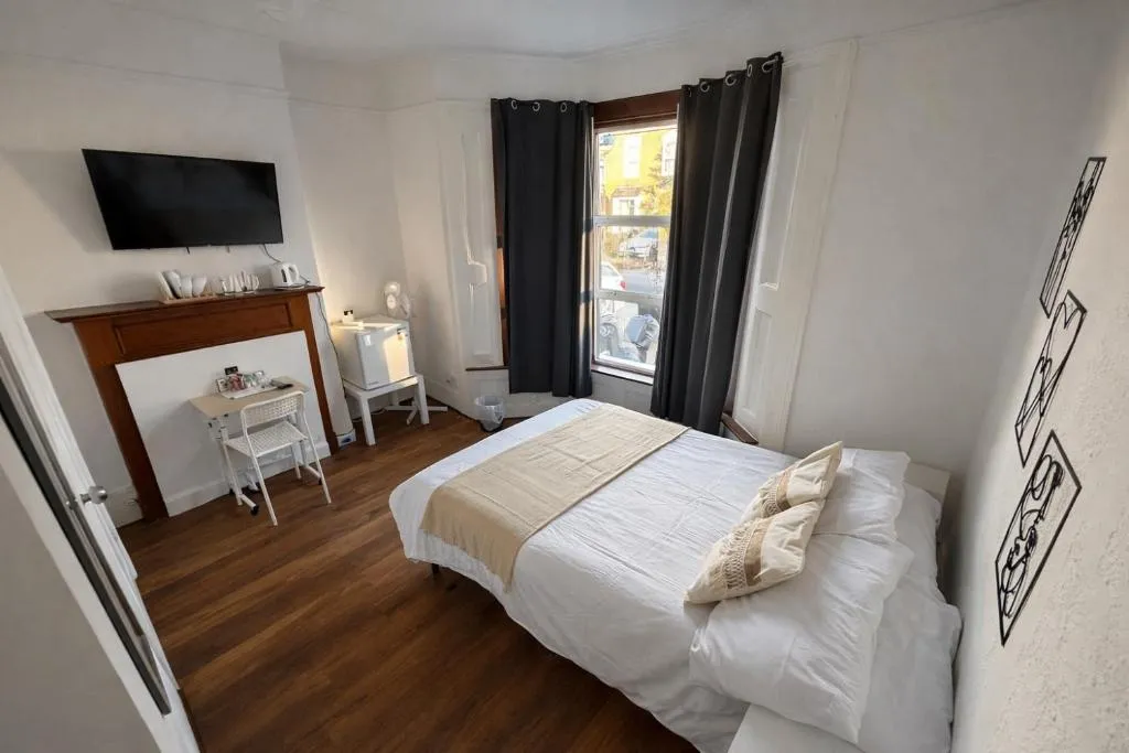 Wood Green Affordable Ensuite Rooms Steps from Mall & Tube 10 Min to Central London