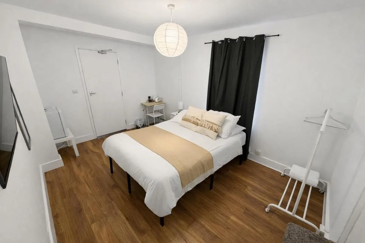 Image 2 of Wood Green Affordable Ensuite Rooms Steps from Mall & Tube 10 Min to Central London