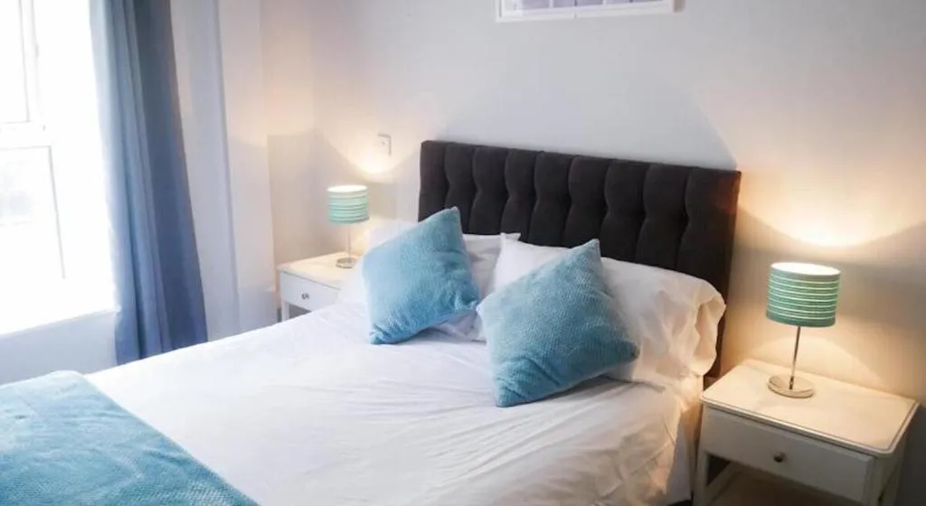 Wood Green Budget Rooms – Next to Mall & Metro Station – 10 Min to City Center