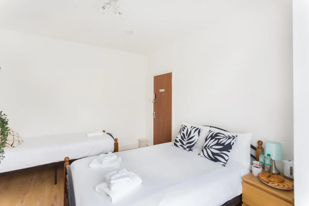 Image 4 of Wood Green Budget Rooms – Next to Mall & Metro Station – 10 Min to City Center