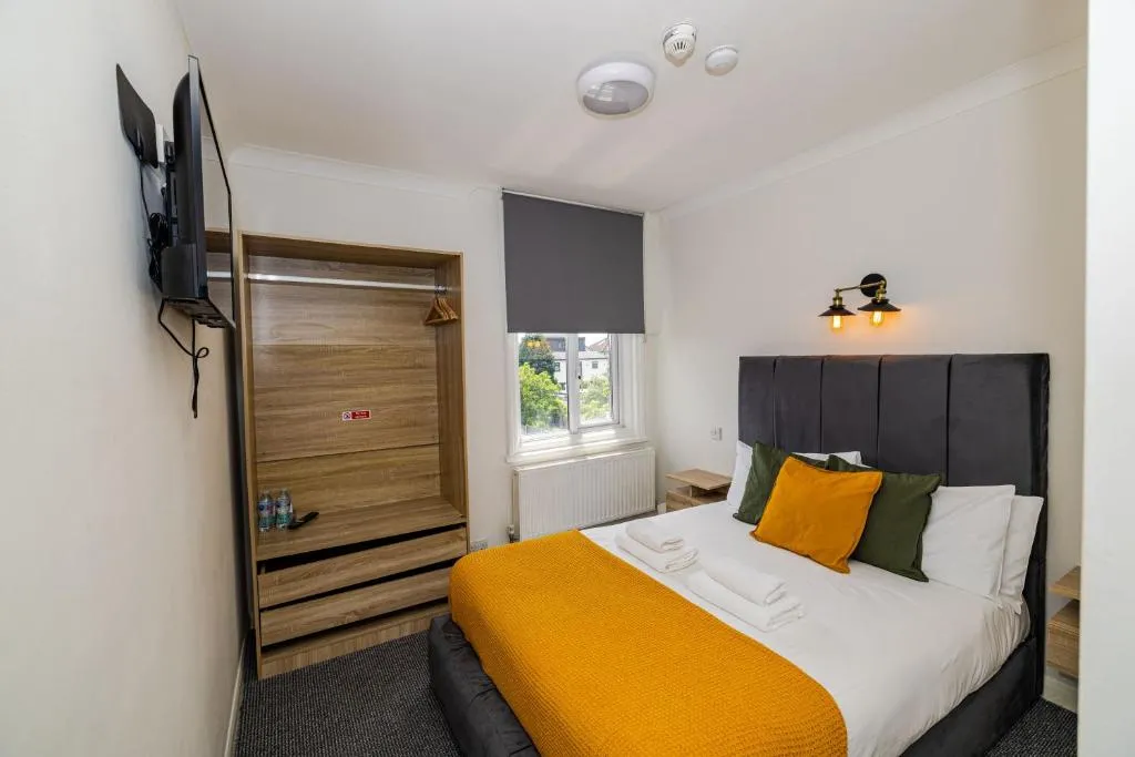 Image 1 of Woodford Hotel