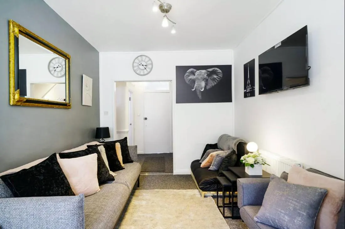 Image 5 of Your Brixton Escape Bright 2-Bed With Garden