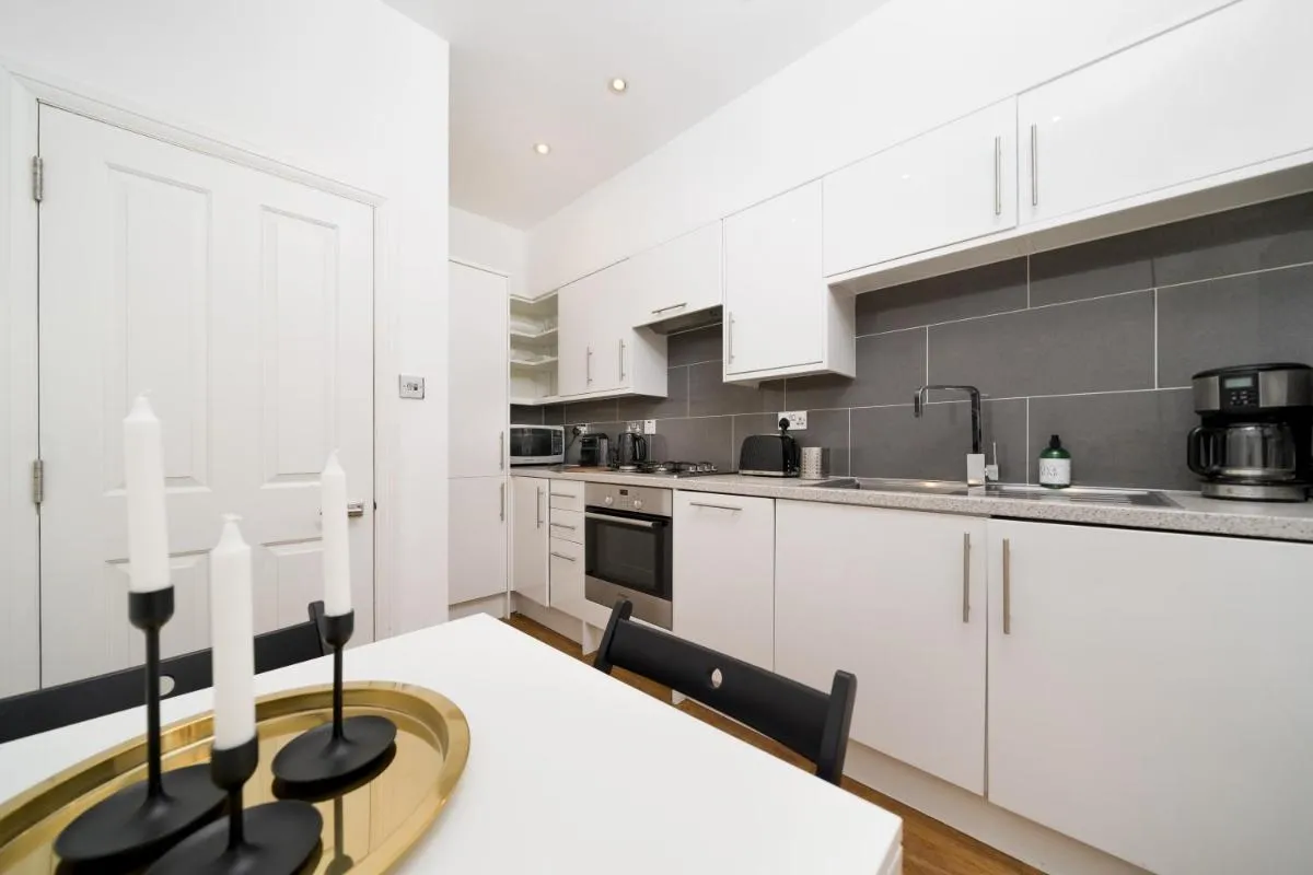 Image 4 of Your Own House, 2 Bedr, 3 Beds, 2,5 Bath, Covent Gdn