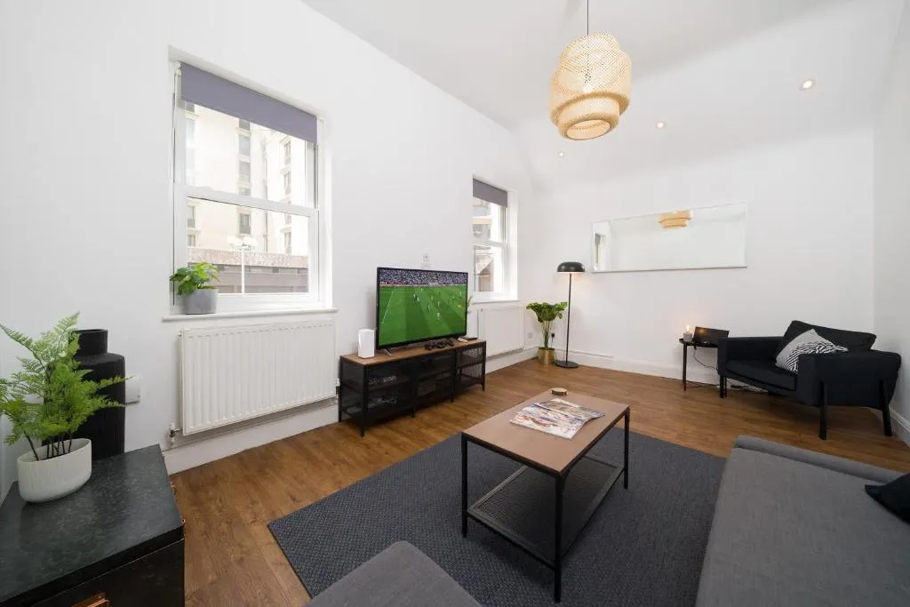 Image 1 of Your Own House, 2 Bedr, 3 Beds, 2,5 Bath, Covent Gdn