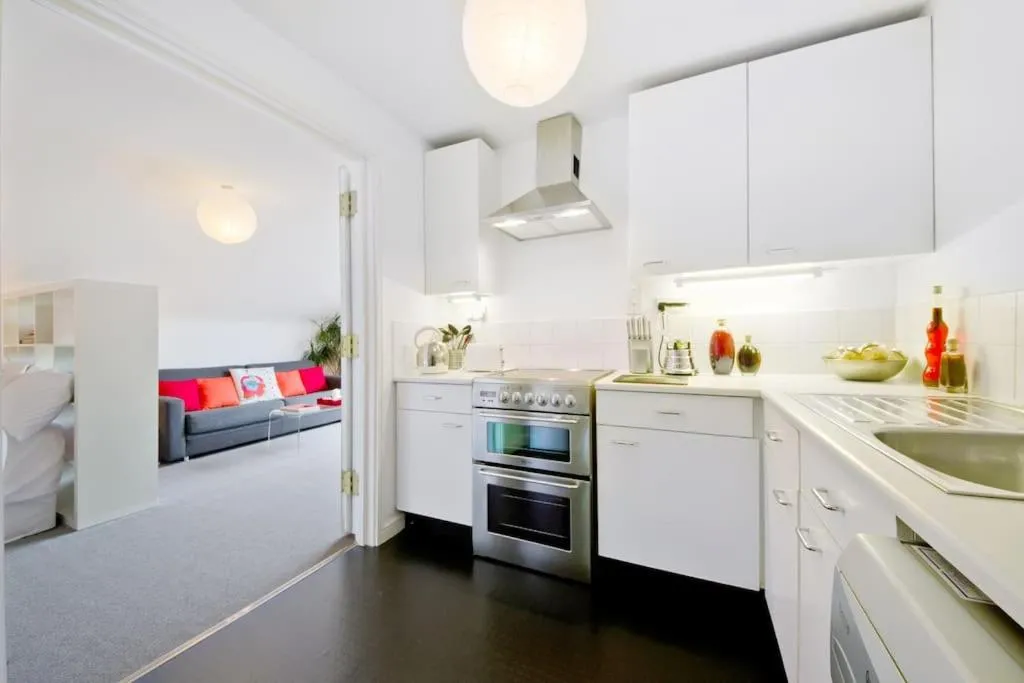 Image 4 of Zone 1! 2 bed duplex Apartment!