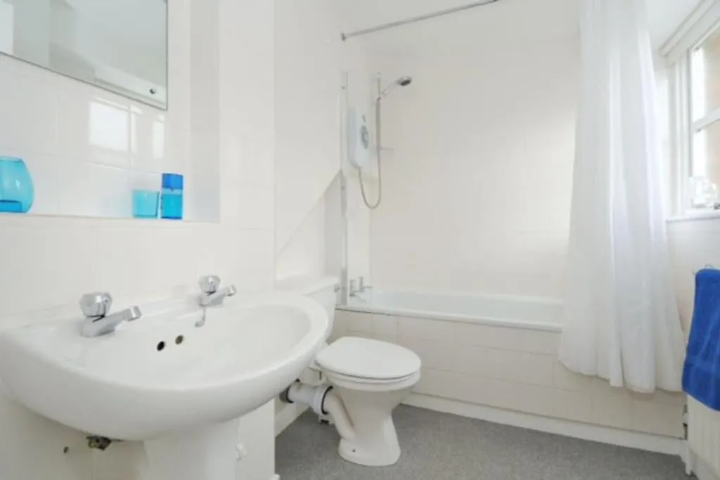 Image 3 of Zone 1! 2 bed duplex Apartment!