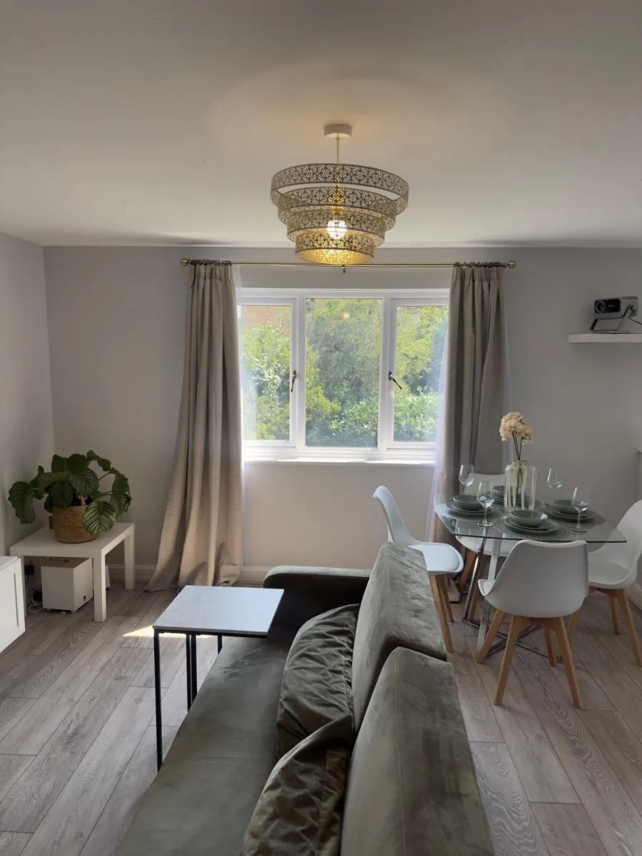 Image 3 of Zone 2 Modern 1 bed Flat with Seperate Office