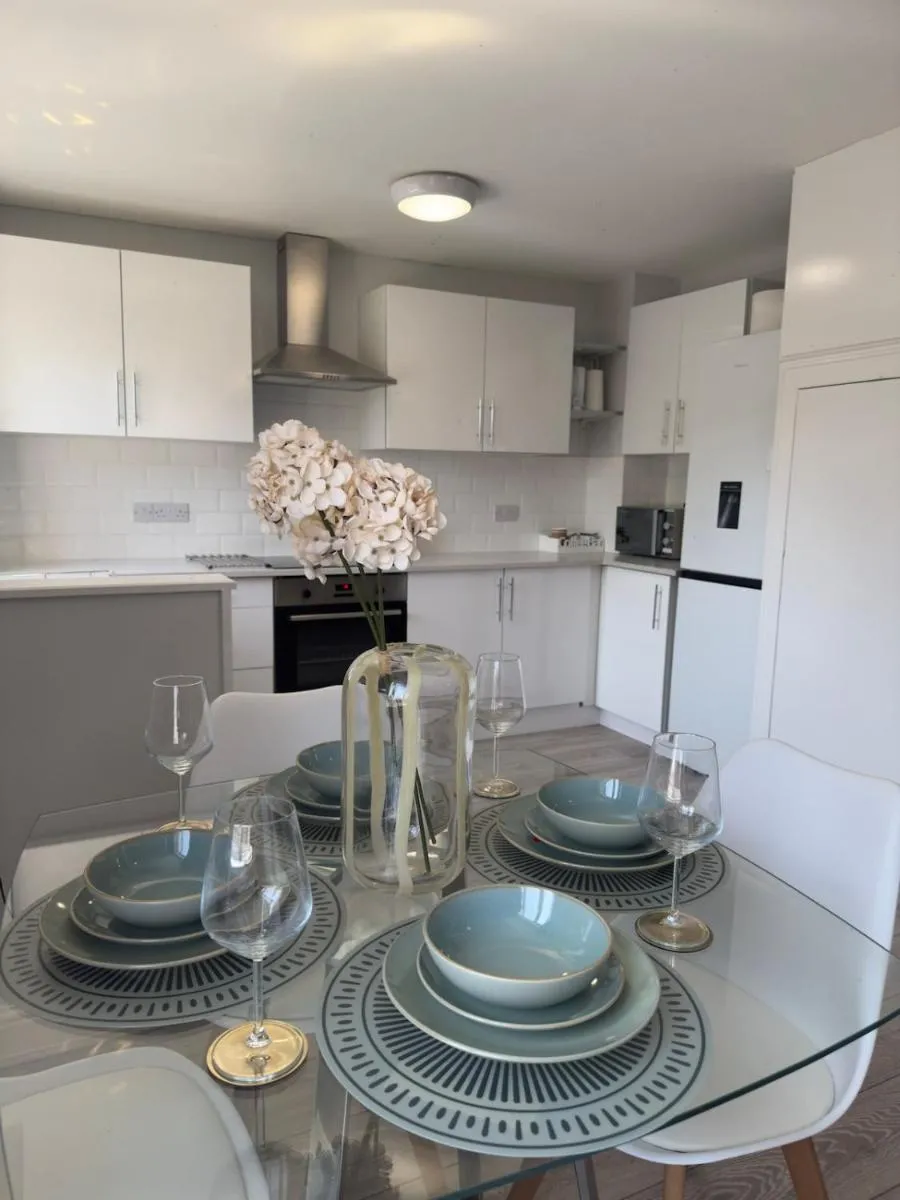 Image 4 of Zone 2 Modern 1 bed Flat with Seperate Office