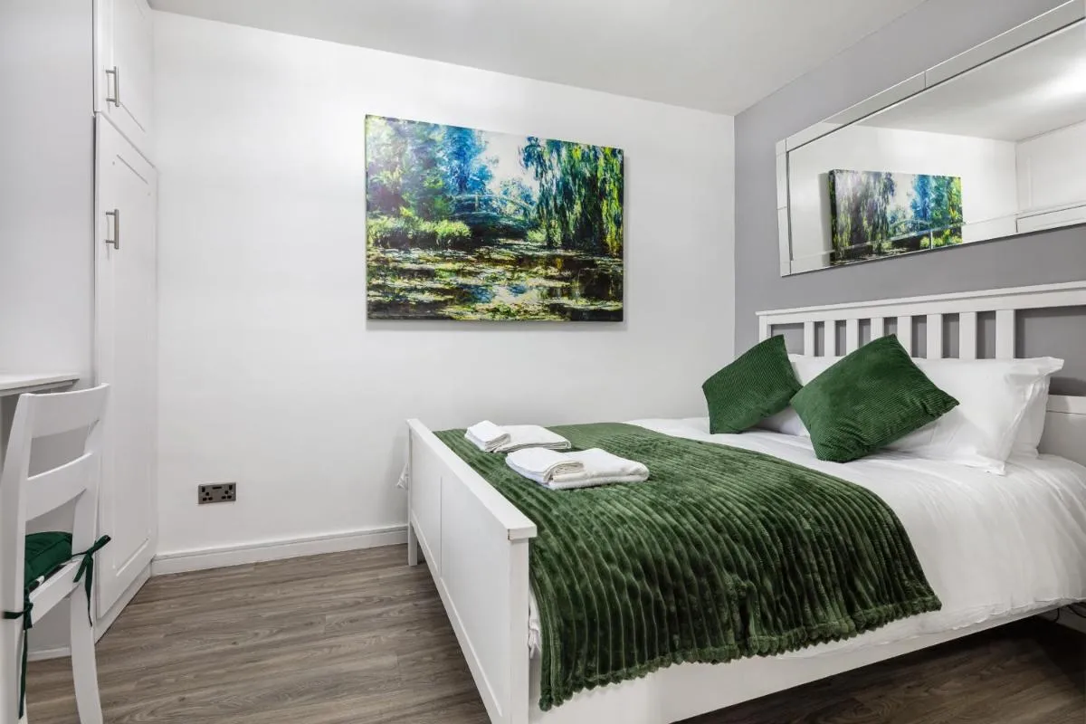 Image 3 of ‘ Kensington Air Conditioned One Bed Apartment ‘