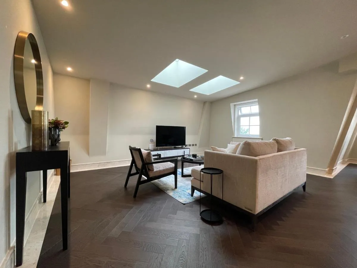 Image 5 of luxurious, 2 bed, 2 bath penthouse apartment in highly desirable Chigwell CHCL F8