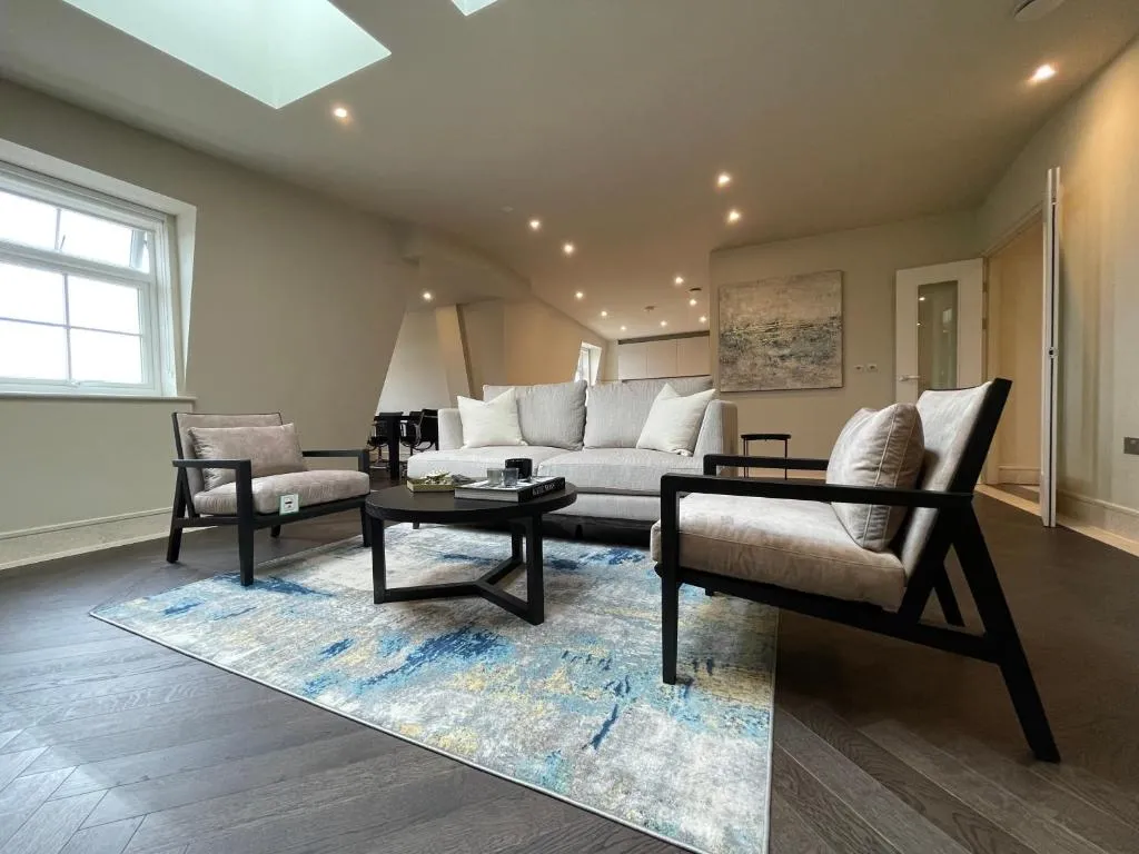 luxurious, 2 bed, 2 bath penthouse apartment in highly desirable Chigwell CHCL F8