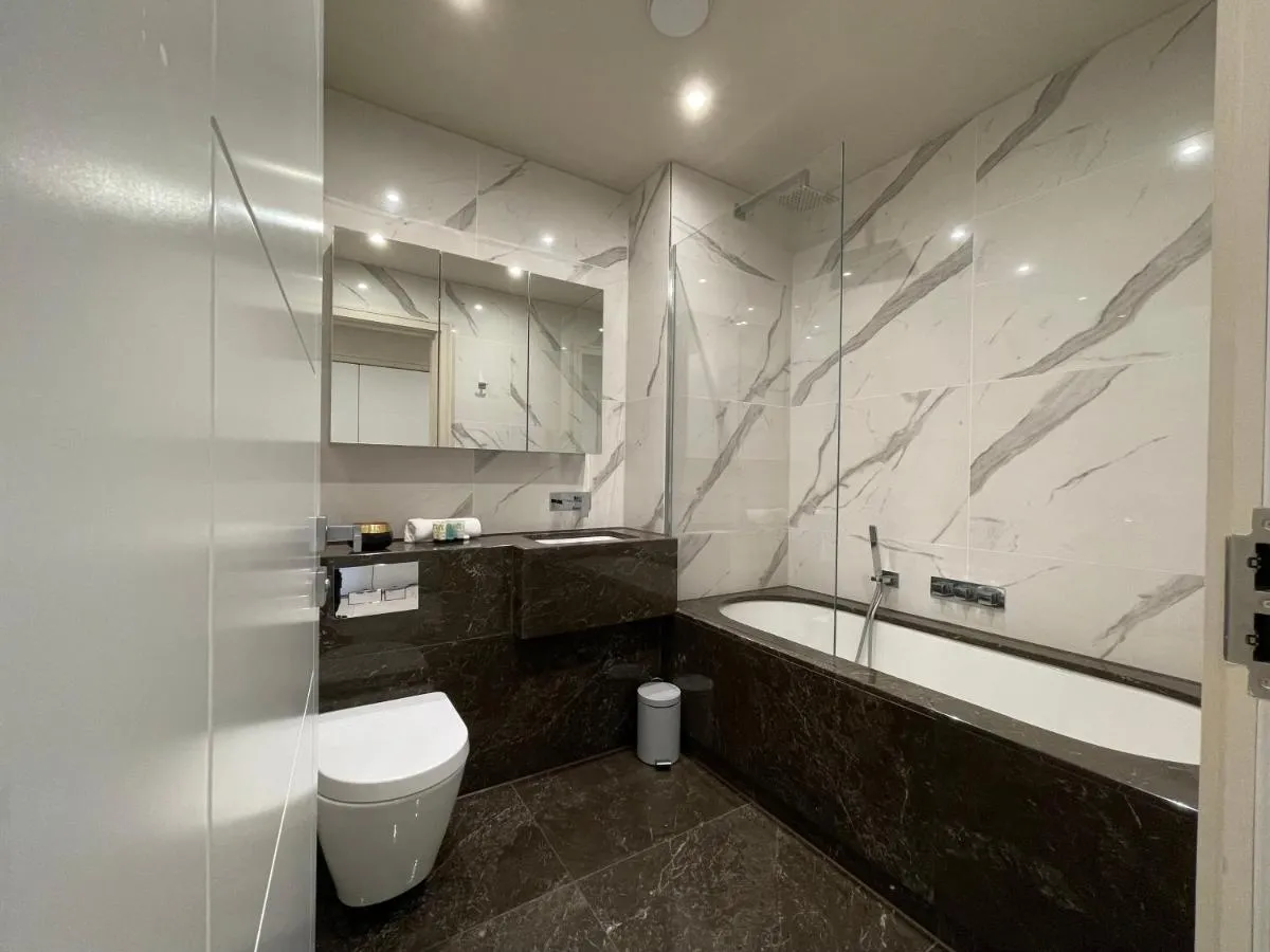 Image 3 of luxurious, 2 bed, 2 bath penthouse apartment in highly desirable Chigwell CHCL F8