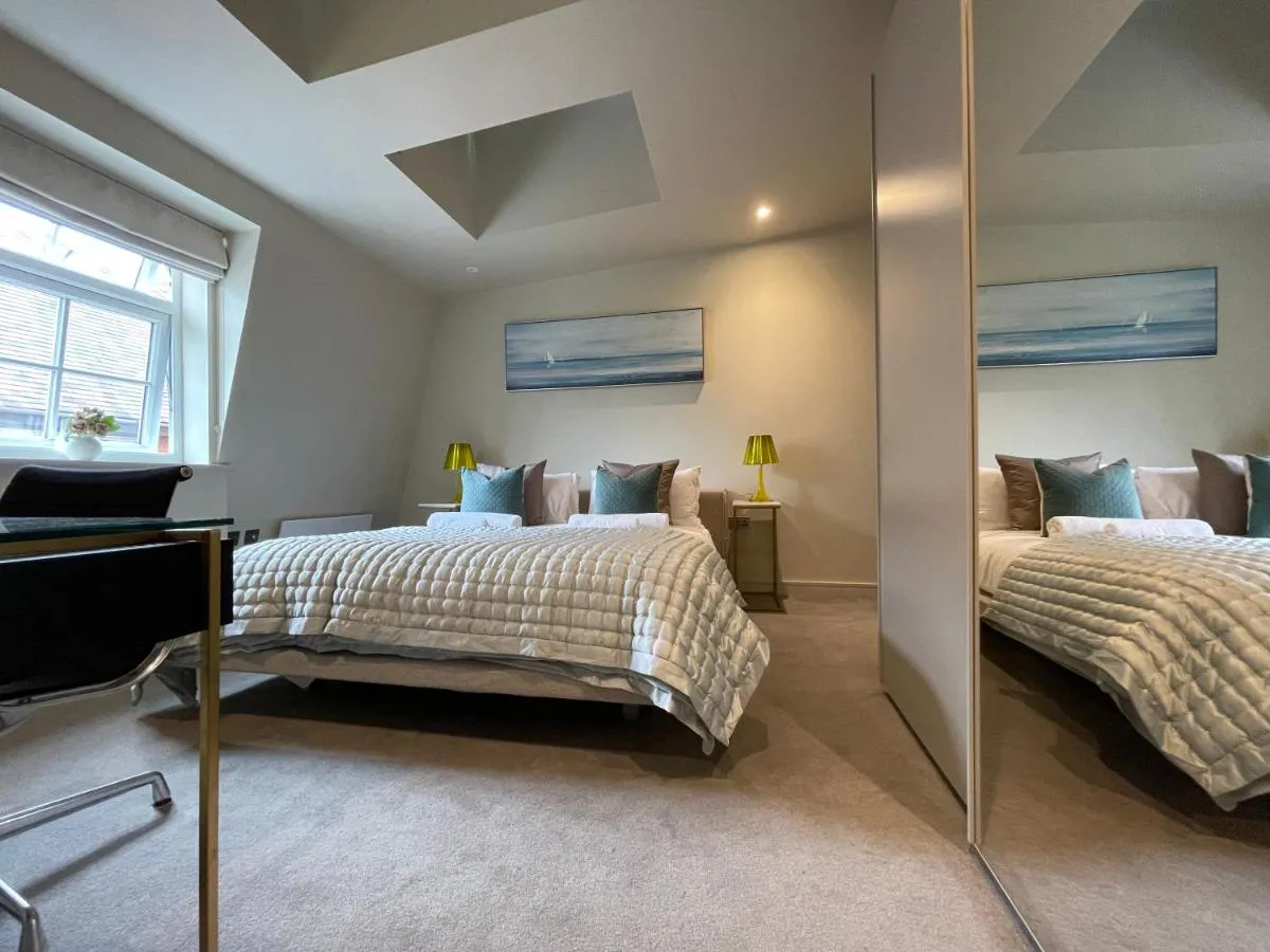 Image 2 of luxurious, 2 bed, 2 bath penthouse apartment in highly desirable Chigwell CHCL F8