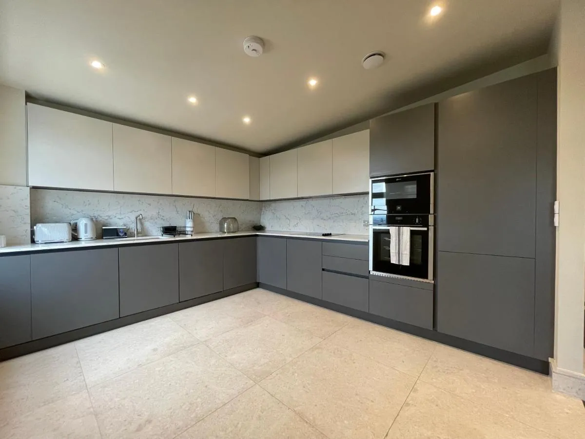 Image 4 of luxurious, 2 bed, 2 bath penthouse apartment in highly desirable Chigwell CHCL F8