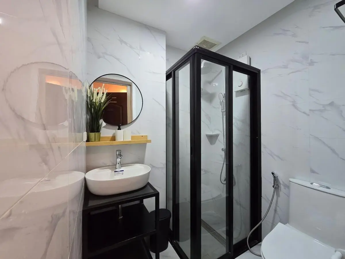 Image 2 of 1BR Suite Ridgewood Towers Near BGC Airport #RW17-1