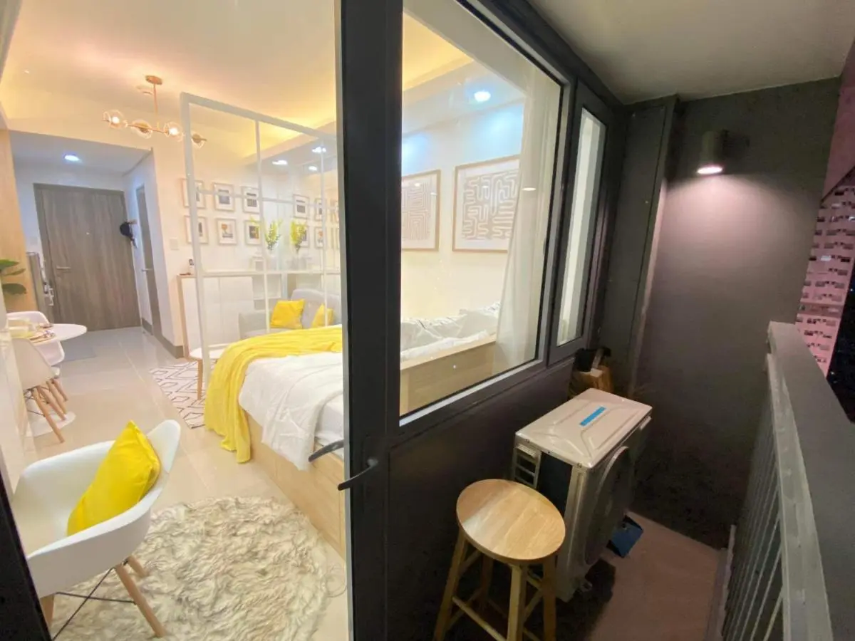 Image 2 of 1BR w/ Balcony near Megamall: The Admiral‘s Lounge