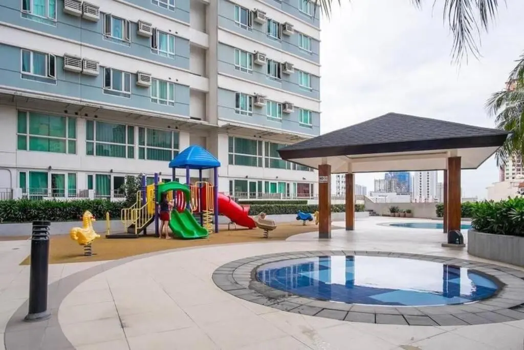 Image 1 of 1Bdrm Condo at Makati w Balcony view of Mnla Bay