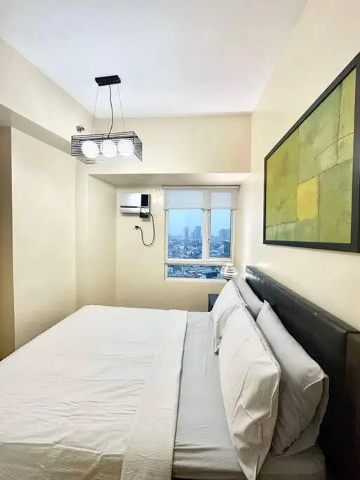 Image 4 of 1Bdrm Condo at Makati w Balcony view of Mnla Bay