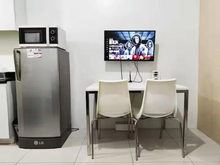 Image 6 of 1 BR Makati Condo WIFI Netflix Pool Balcony