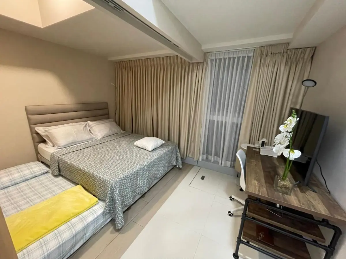 Image 1 of 1 BR condo Uptown Parksuites BGC, high floor, morning sun