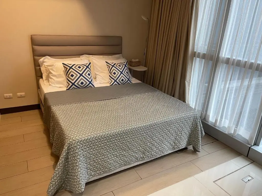 Image of 1 BR condo Uptown Parksuites BGC, high floor, morning sun