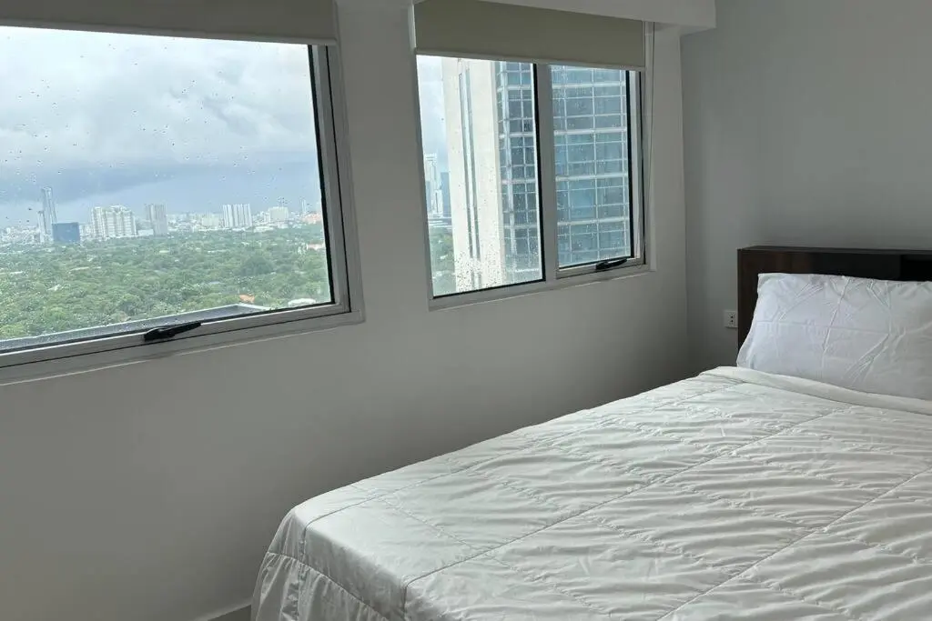 Image 2 of 2 BR Luxe Manila Golf View Loft in BGC