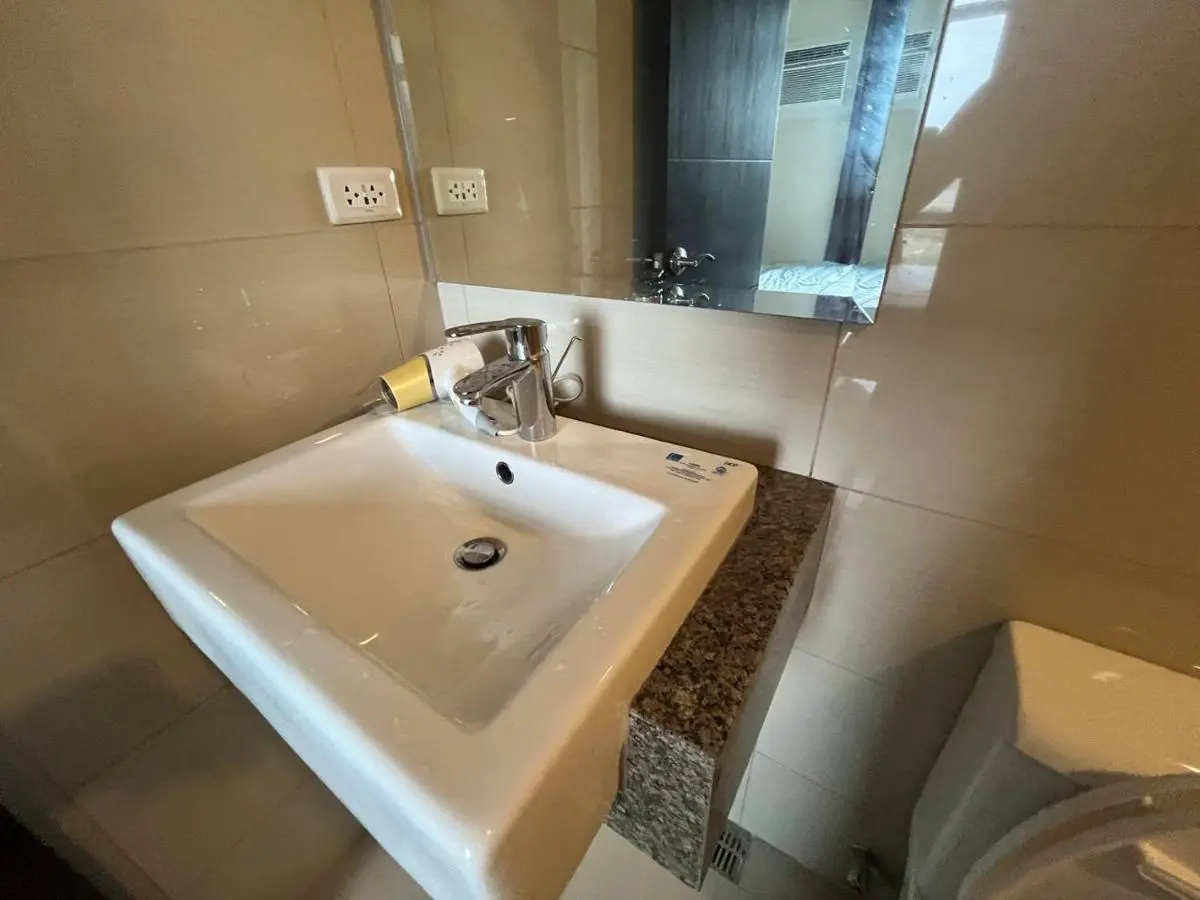 Image 2 of 2 beds for 4 pax with Balcony&WIFI Okada complex near Airport&MOA 12B