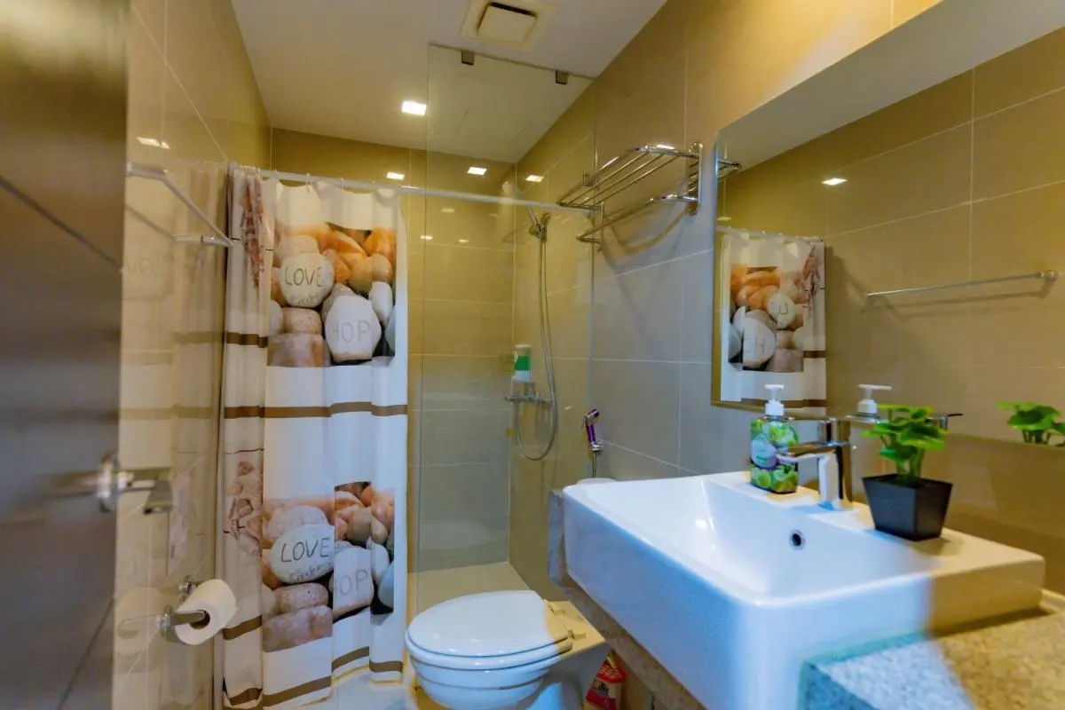 Image 2 of 3BR Modern Uptown Parksuites BGC with bathtub