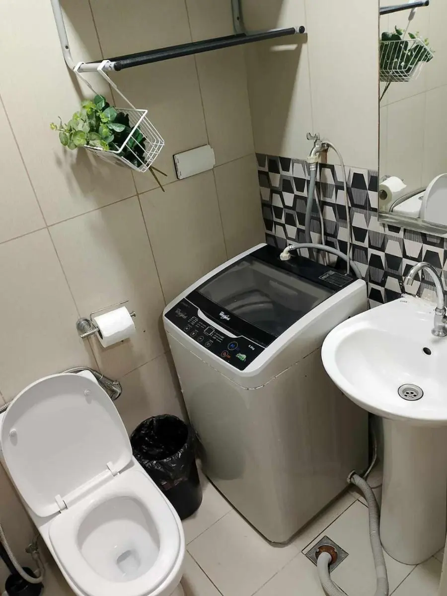 Image 2 of Affordable unit near MOA walking distance to picc