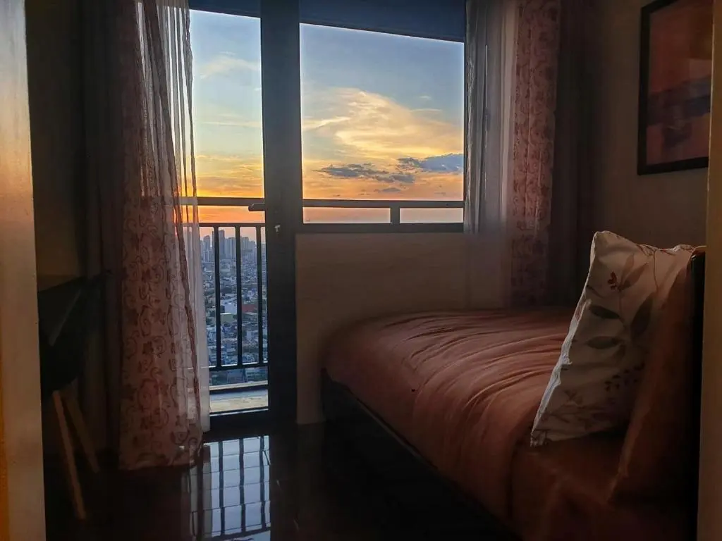 Image of Air Makati -CitySkyline View48th witn balcony