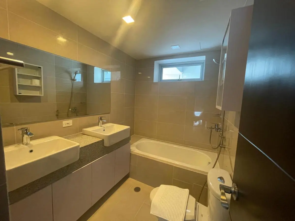 Image 2 of Bright 2-bedroom condo with pool in BGC Uptown