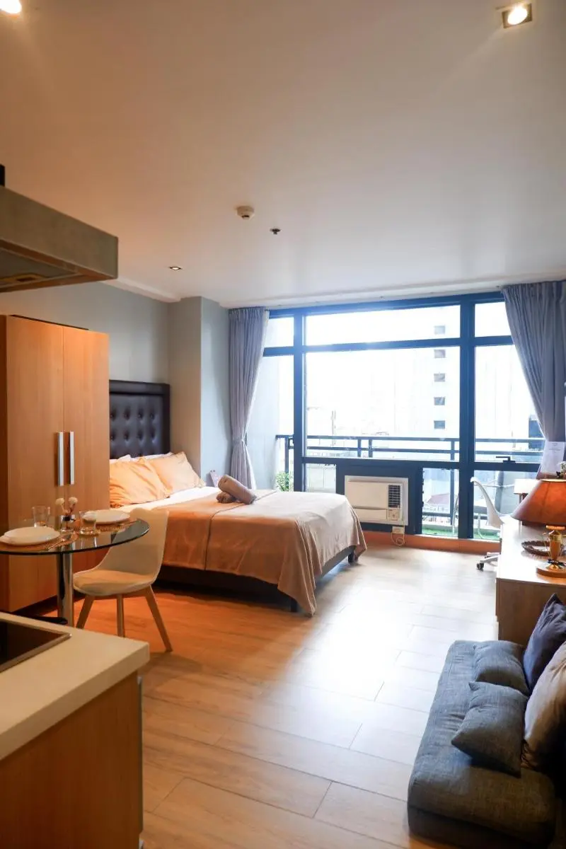Image 3 of Condo in Makati with Fast WiFi, Free Pool, Netflix and Own Balcony