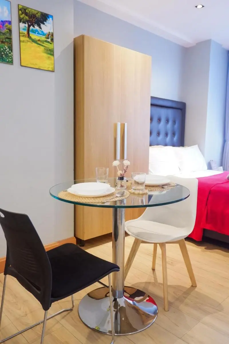 Image 4 of Condo in Makati with Fast WiFi, Free Pool, Netflix and Own Balcony