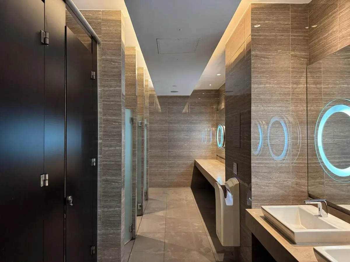 Image 1 of Condo in Makati with Fast WiFi, Free Pool, Netflix and Own Balcony