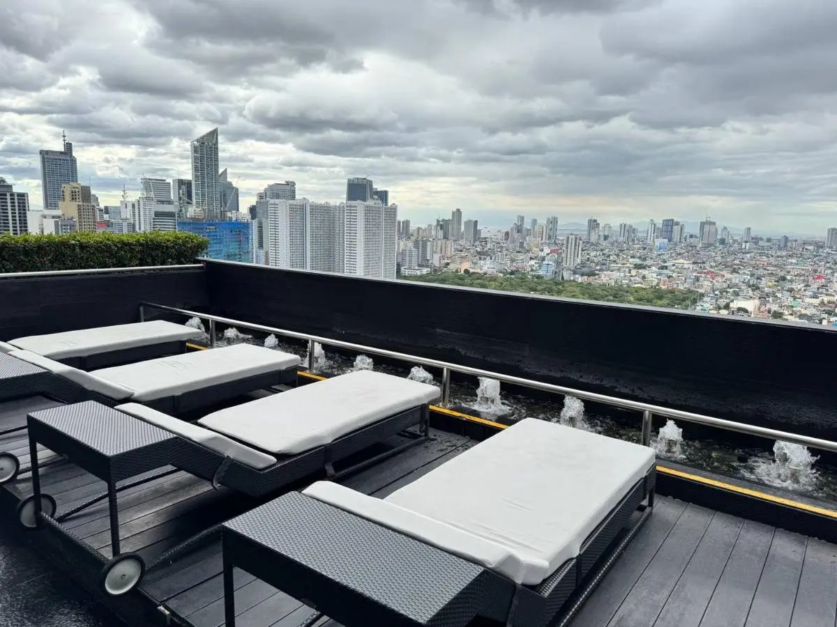 Image 6 of Condo in Makati with Fast WiFi, Free Pool, Netflix and Own Balcony
