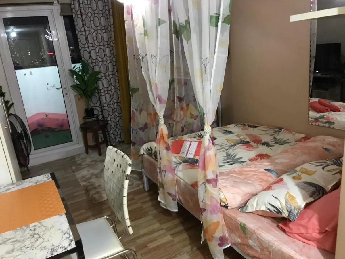 Image 1 of Cosy Studio with balcony 100mbps and Netflix