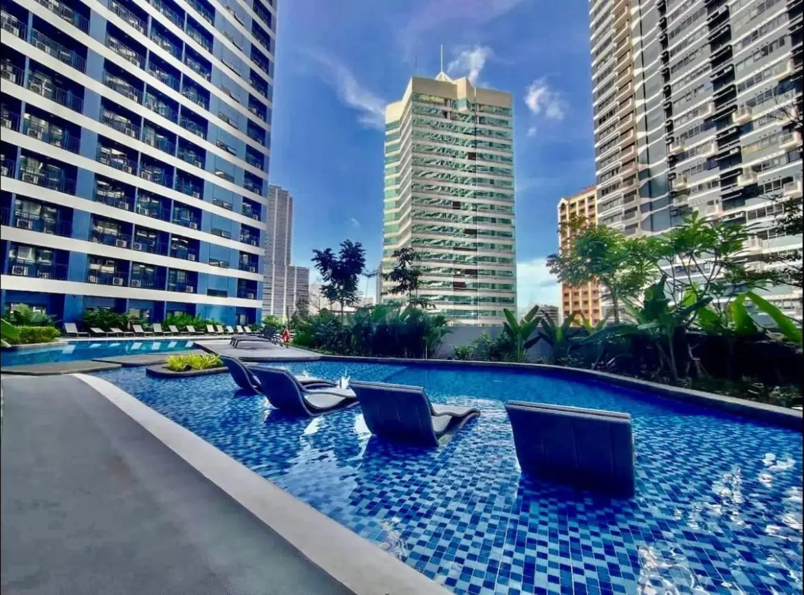 Image 2 of Cozy Condo Apartment in Makati / Manila with mall, restaurants, groceries, pool, netflix, disney+ and more