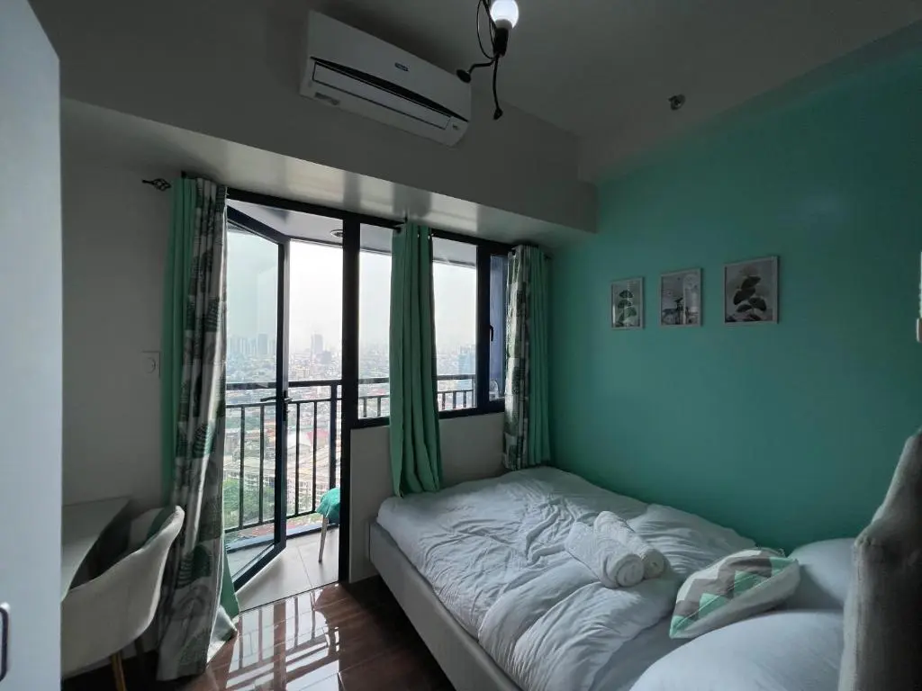 Image of Cozy Condo Apartment in Makati / Manila with mall, restaurants, groceries, pool, netflix, disney+ and more