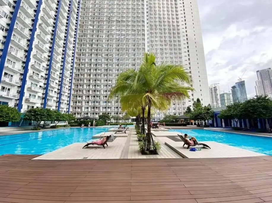 Image 2 of Cozy Makati Condo Getaway with balcony