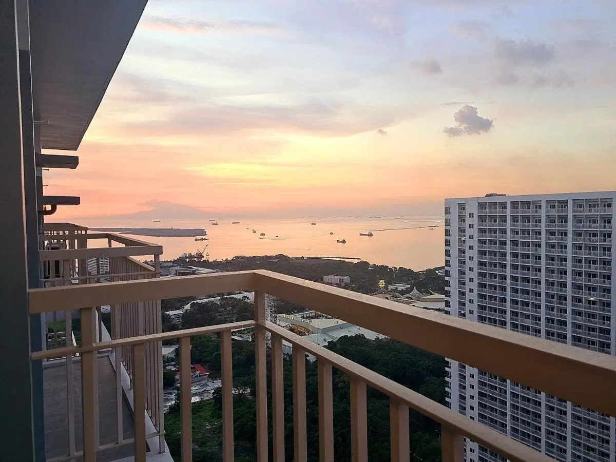 Image 2 of Cozy Penthouse 2BR Suite w Balcony – Amazing Manila Bay View and City Skyline near MOA