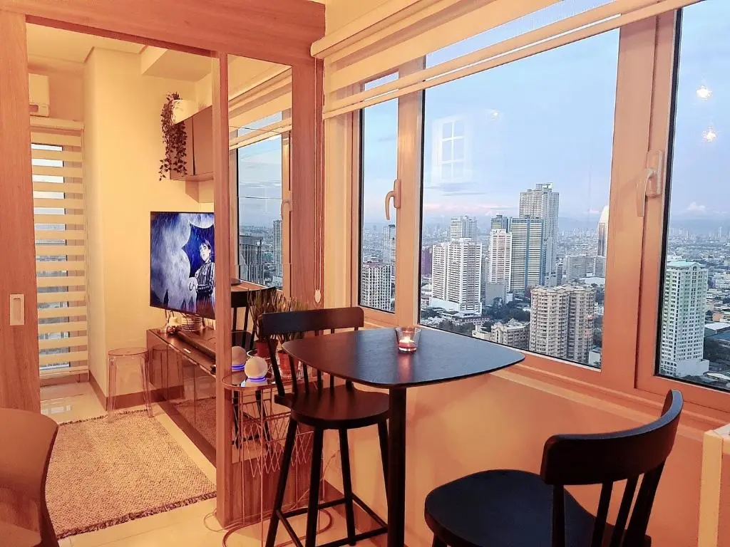 Image of Cozy Penthouse 2BR Suite w Balcony – Amazing Manila Bay View and City Skyline near MOA