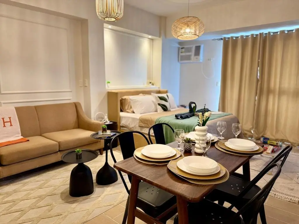 Image of Cozy Staycation Venice with Balcony Mckinley near Bgc