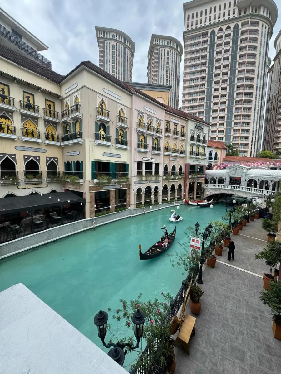 Image 6 of Cozy Staycation Venice with Balcony Mckinley near Bgc